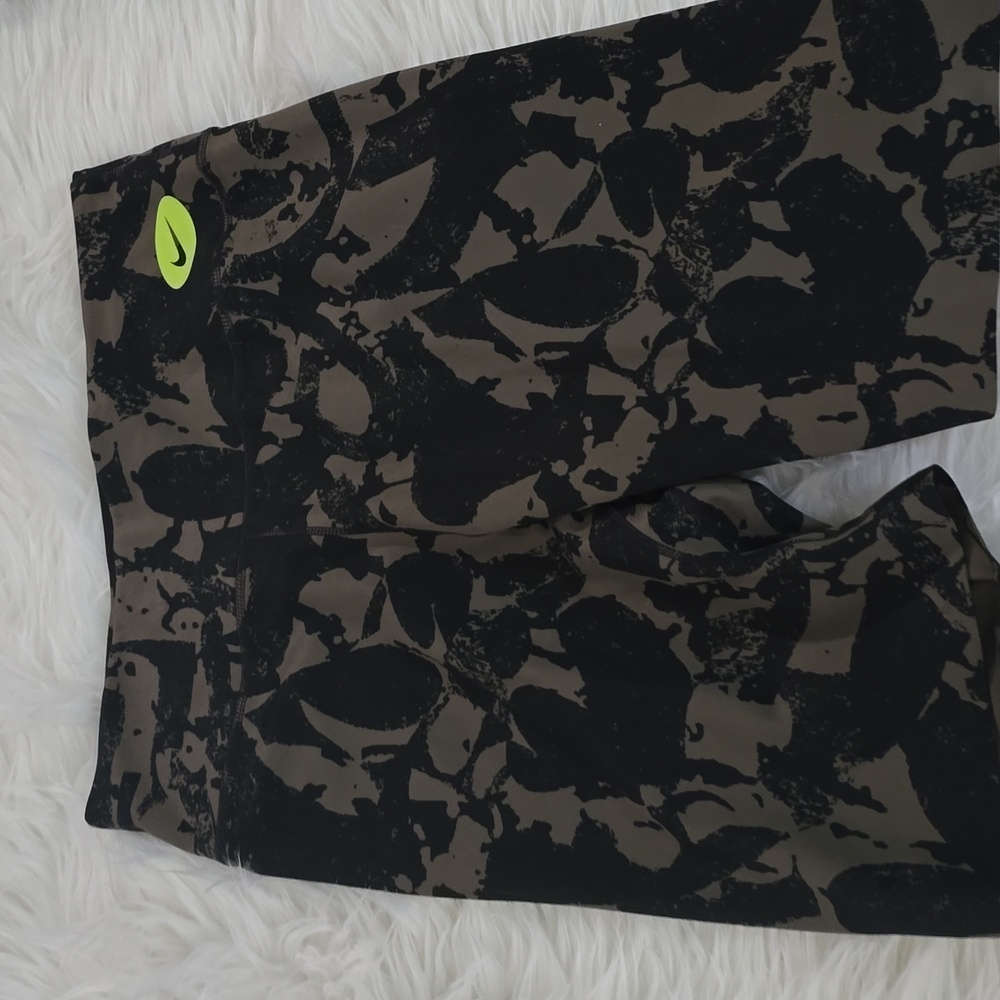 Nike Black and Green Leggings & Sport Bra Camouflage Design Set - Picture 2 of 3